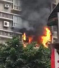 建新东路一个小区有房间失火了?