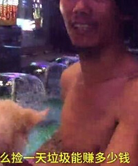 拾荒者花200救满身伤的小狗