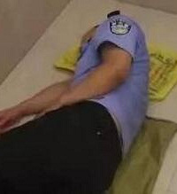 警嫂晒老公“床照”,太感动了