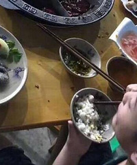 重庆8岁男孩独自吃火锅,厉害了