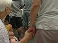 3号线一对恩爱的老人