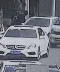 开学校门口抢车位, 同班家长打起来了