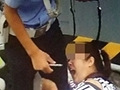 女子撕咬交警大腿