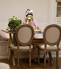 家的本质是归宿,全屋木地板,浅灰色墙漆,配饰都是豆沙粉