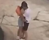 情侣吵架她当场脱衣,男友紧抱住