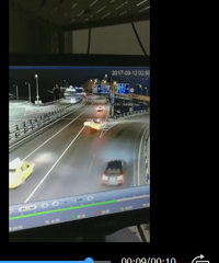嘉华往虎头岩匝道发生车祸,白色大众车变形严重