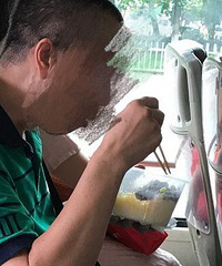 公交车上吃盒饭是啥心态?