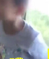 吐口水踩座位,熊孩子坐地铁闹腾