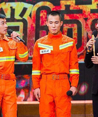六块腹肌的重庆消防哥火了