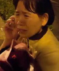 洗碗工阿姨伤心大哭,路人安慰