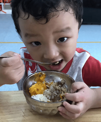 棒棒哒!上幼儿园自己吃饭