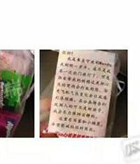 妈妈给同飞机乘客发耳塞和糖