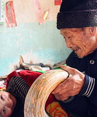 新婚妻子瘫痪,他不离不弃58年