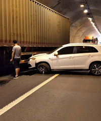 越野车撞上隧道壁 横卧在路中央