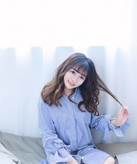 奔三的年纪,剪个空气刘海,也能拍出少女感满满的照片