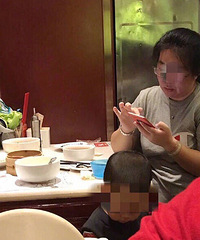 女子用餐厅的碗给孩子接尿!