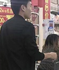 北城某超市有人“秀恩爱”
