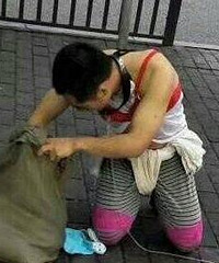 重庆一男子街头恶俗作秀