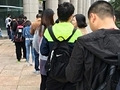 重庆白领排队等上班
