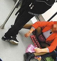 地铁上女子双腿往前摊开坐地上