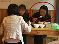 她把渣盘端到我桌上