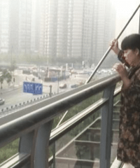 女子家放根钢管,不为防贼为防邻居