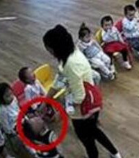 幼儿园老师虐待孩子,喂芥末