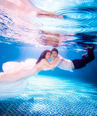 ǿ�Ұ���ˮ�»�ɴ�գ��ÿ��ֺ��棬��Ƭ����ˢ������Ȧ