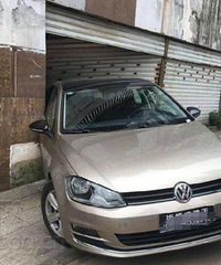 错把油门当刹车 大姐倒车冲进门市