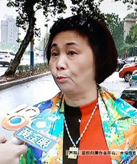 女子赤裸泡澡遇陌生男推门而入