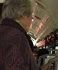 抱小孩乘客没人让座,她让了座