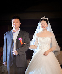 "美女与野兽“主题婚礼好别致,精心制作的向日葵手捧花超美