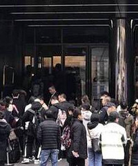 中国游客在韩国免税店大排长队?