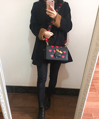 �����ĺڵ׺�ɫ���Ŀ����Ů�ķ��ģ� ������С�����Ǻܾ�װ