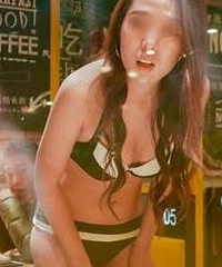 好拼!烤肉店女服务员只穿比基尼