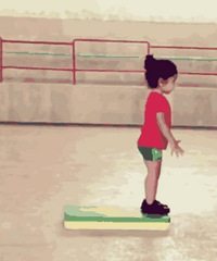 这个动作让孩子下肢瘫痪