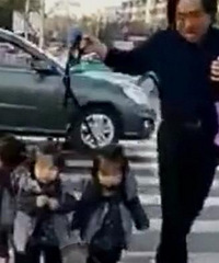 这位爷爷带三胞胎的方式要火