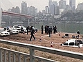 警车在江边勘测现场?