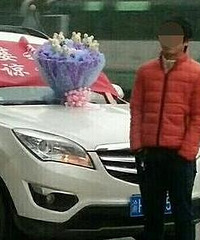 在寒风中等车看到这一幕
