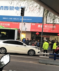 五里店天桥下,这车居然撞成这样