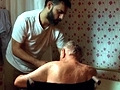 男主帮老人洗澡泪崩了