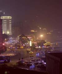 改装一套老房来做民宿,望出去就是洪崖洞