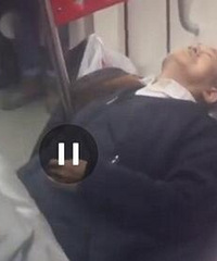 一号线老人昏倒,没有一人敢扶