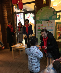参加新年活动,老师还发红包