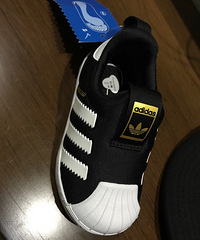 全新adidas童鞋码子5K(适合脚长12-13cm)专柜价