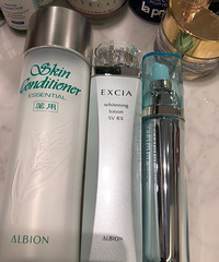 我涂起含有烟酰胺的精华和神经酰胺的面霜,和仙女们聊5块钱的天