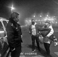 夫妻闹离婚,将两岁儿子扔路边离开