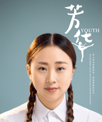 带小辫子的登记照好有年代感,拍摄环境干净大气