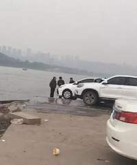 男子江边洗车出意外 车子滑入江中沉了
