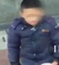 男童玩游戏花3千被罚跪地乞讨